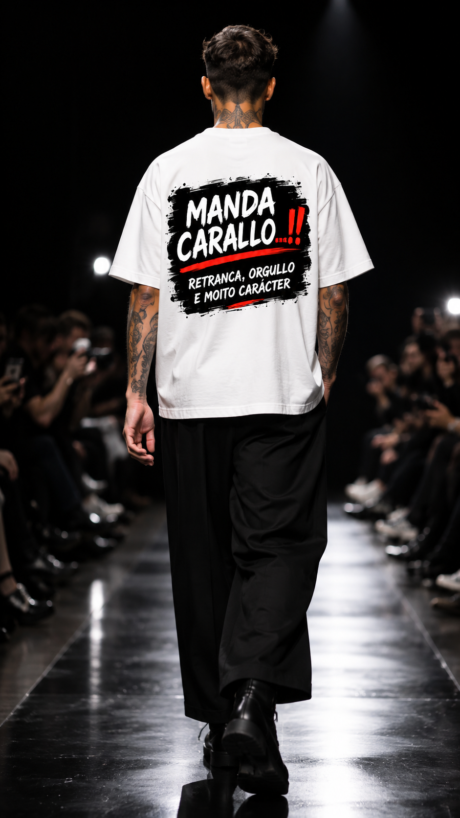 Camiseta blanca de Retranca Galega presentada en una escena comercial negra y dorada