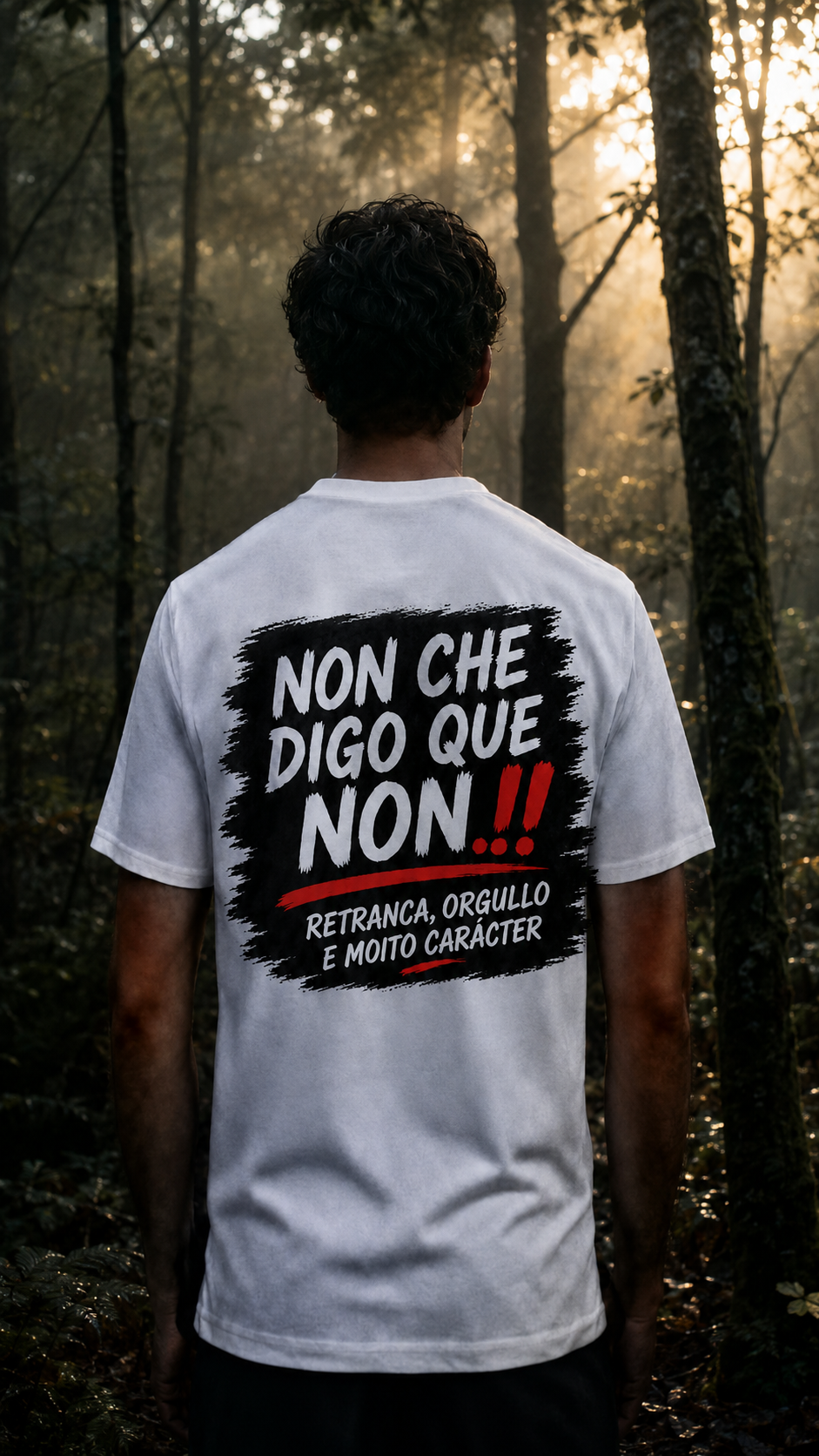 Modelo de espaldas con camiseta blanca NON CHE DIGO QUE NON en un bosque gallego