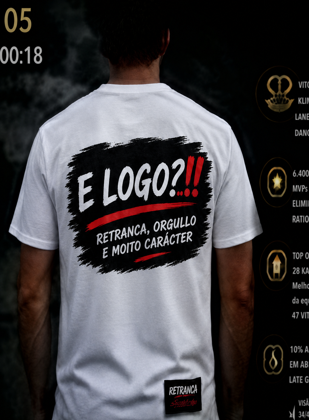Fotografía original de una persona de espaldas con camiseta blanca y logotipo negro