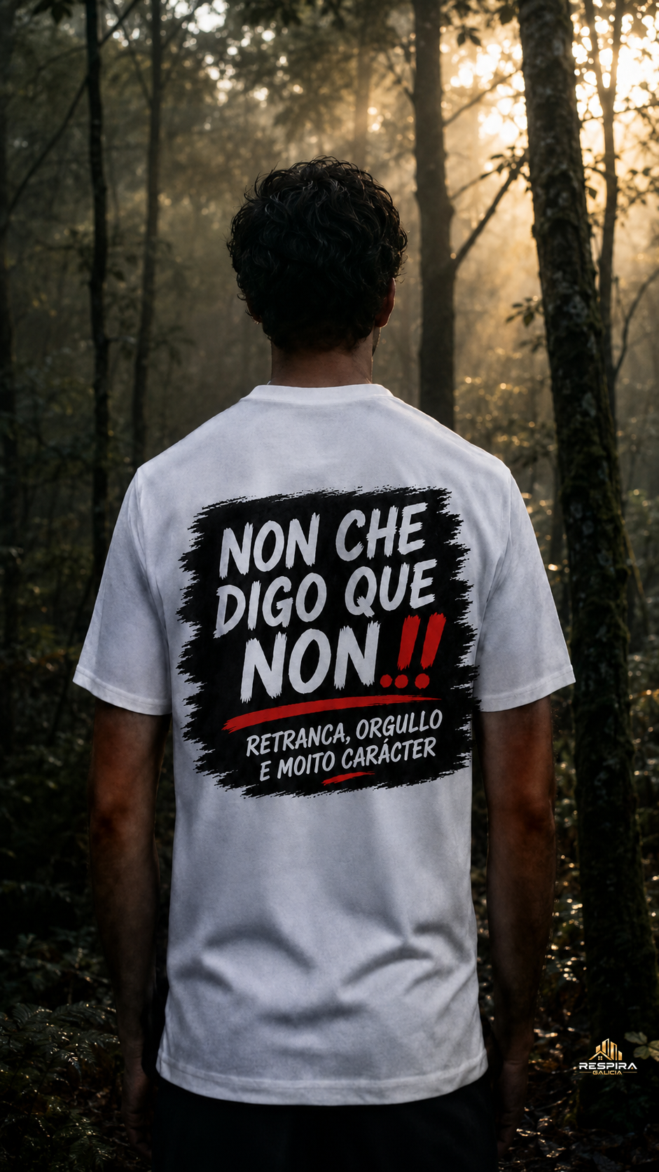 NON CHE DIGO QUE NON – Retranca Galega Modelo de espaldas con camiseta blanca NON CHE DIGO QUE NON en un bosque gallego